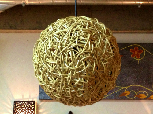 ラタンで編まれたボール型ランプ