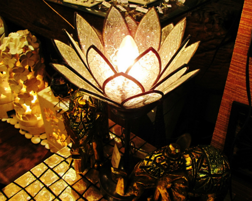蓮の花のガラスランプ
